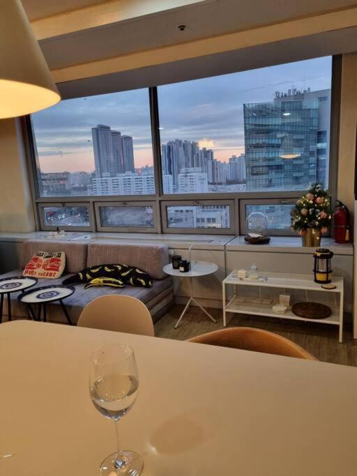 Apartment Near Subway Line Number 2 Seoul